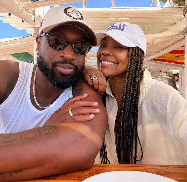 韦德带一家度假，44岁身家过亿，二婚妻子是火辣演员，比他大10岁|德维恩·韦德|科比-布莱恩特|迈克尔·乔丹|詹姆斯·哈登|得分后卫_新浪体育_新浪新闻